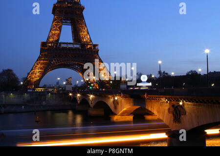 Beste Eiffelturm Foto bei Nacht Landschaft mit Paris City lights Stockfoto