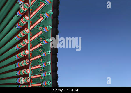 Buddhistische Tempel Dach Detail mit blauen Himmel im Hintergrund. Stockfoto