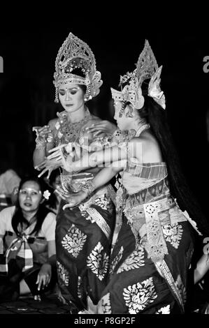 Das JUNUNGAN Dorf ist die einzige weibliche Tanzgruppe KECAK SRIKANDHI (RAMAYANA Affe CHANT) - UBUD, BALI Stockfoto