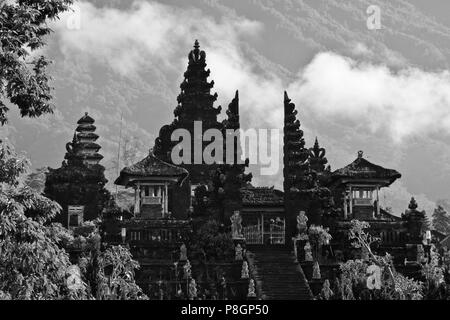 Die Pura Besakih Komplex auch bekannt als der Mutter Tempel liegt am Hang des Heiligen Gunung Agung gelegen, die Inseln höchste Berg - Bali, INDONESI Stockfoto