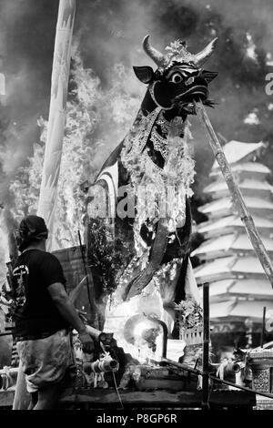 Ein Hindu Stil FEUERBESTATTUNG, wo die Leiche, im Inneren eines hölzernen Bull - UBUD, BALI, Indonesien verbrannt wird Stockfoto