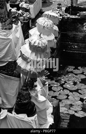 Bunte Sonnenschirme am PURA BEJI im Dorf Mas während der GALUNGAN FESTIVAL - UBUD, BALI, Indonesien Stockfoto