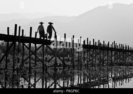 Birmanisch verwenden die angehobenen Gehweg in der Nähe des Dorfes MAING THAUK auf dem Weg zum Wochenmarkt - INLE-See, MYANMAR Stockfoto