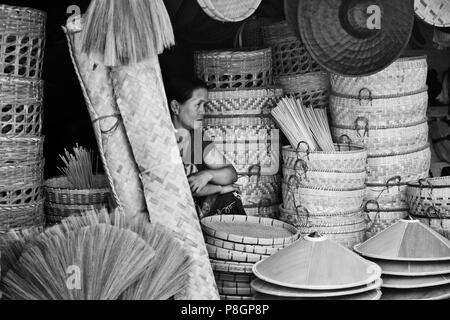 Bambus Besen, Hüte und Körbe sind erhältlich bei der zentralen Markt in kengtung auch als KYAINGTONG - MYANMAR bekannt Stockfoto