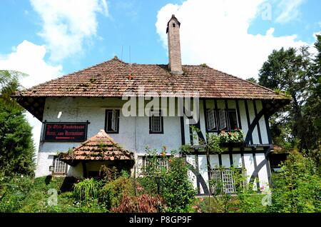 Gärten und englische koloniale Tudor Bungalow Hütte jetzt Boutique Hotel Cameron Highlands Malaysia Stockfoto