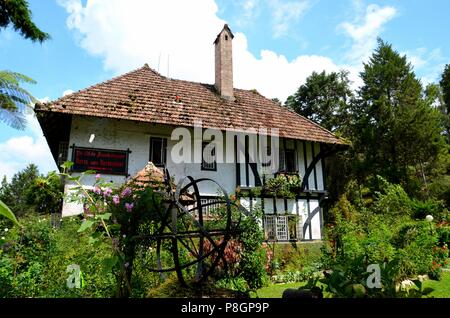 Gärten und englische koloniale Tudor Bungalow Hütte jetzt Boutique Hotel Cameron Highlands Malaysia Stockfoto