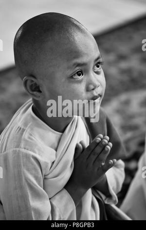 Junge Nonnen U PONYA SHIN Pagode auf SAGAING Hügel in der Nähe von MANDALAY - MYANMAR Stockfoto