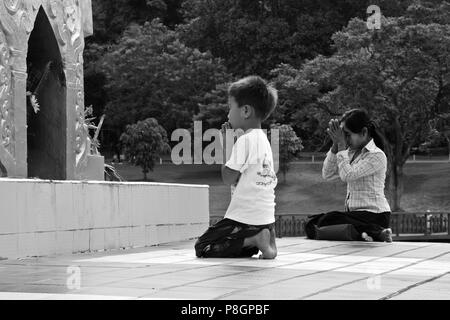 BIRMA beten am KANDAWGYI NATIONALGARTEN in PYIN U LWIN auch bekannt als MAYMYO - MYANMAR Stockfoto