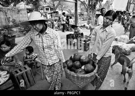 Essen wird an einem Bahnhof auf der Strecke von Pyin U Lwin an Hsipaw - MYANMAR verkauft. Stockfoto