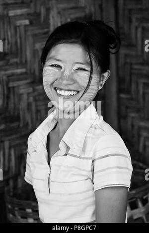 Eine wunderschöne MYANMAR Frau lächelnd - HSIPAW, MYANMAR Stockfoto