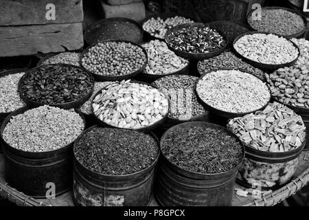 Heilpflanzen für den Verkauf auf dem GROßMARKT in BAGO - MYANMAR Stockfoto