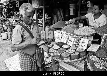 Heilpflanzen und Samen zum Verkauf auf dem GROßMARKT in BAGO - MYANMAR Stockfoto