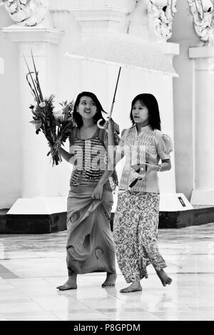 BIRMA Mädchen mit Sonnenschirmen an der SHWEDAGON PAYA oder Pagode aus dem Jahre 1485 - YANGON, BIRMA Stockfoto