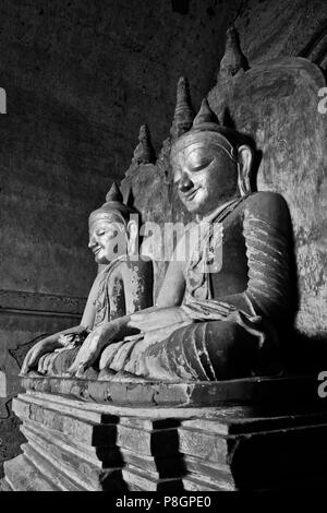 Seite an Seite Buddha Statuen aus dem 12. Jahrhundert DHAMMAYANGYI PAHTO oder Tempel der Größte in BAGAN vermutlich durch Narathu gebaut - MYANMAR Stockfoto