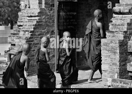 Junge buddhistische Mönche geben Sie eines der Stupas des ARBEITSKREISES ALO PYI - BAGAN, MYANMAR Stockfoto