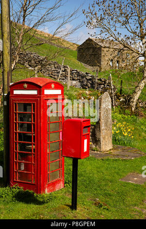 Das VEREINIGTE KÖNIGREICH, England, Yorkshire, Swaledale, Angram, rote Telefon und Briefkästen neben Dorf name Stein Stockfoto