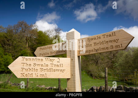 Das VEREINIGTE KÖNIGREICH, England, Yorkshire, Swaledale, Keld, neue Holz- Pennine Way und Vertiefungen Trail Wanderweg Wegweiser Stockfoto