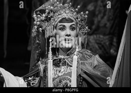 Weiblichen star in vollem Kostüm Preforms bei der Chinesischen Oper - Chengdu in der Provinz Sichuan, China Stockfoto