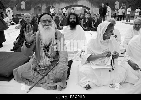 Hindus, Buddhisten, Jains und besuchen ein Gebet für den Frieden in der Welt durch die 14 Dalai Lama von Tibet in der Raj Ghat (Ghandi ewige Flamme gefördert) im Apri Stockfoto