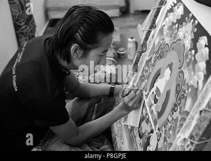 Ein THANKA MALER lernt sein Handwerk im NORBULINGKA INSTITUT, ein tibetisch-buddhistischen KULTURZENTRUM - in Dharamsala, Indien, Stockfoto