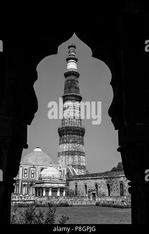 Das Qutb Minar Turm ist Teil der UNESCO-Website und wurde im 12. Jahrhundert gebaut - QUTB COPLEX, Neu Delhi, Indien Stockfoto