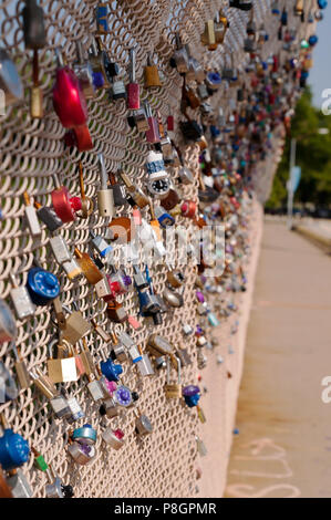 Schlösser auf einer Brücke der Paare, die Liebe und das Engagement in der Schenley Park, Pittsburgh, Pennsylvania, USA Stockfoto