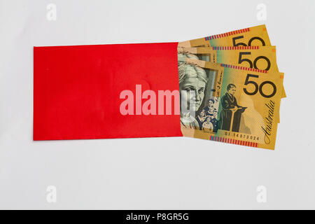 Chinesische Rote Tasche mit australischen Geld innerhalb Stockfoto