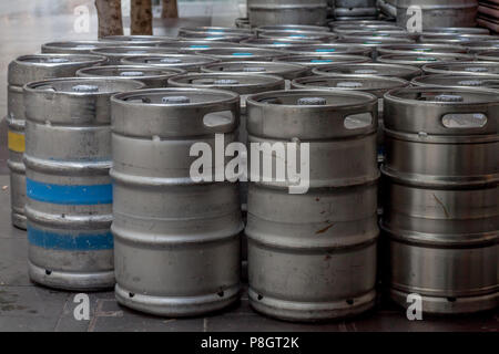 Große Menge von leeren Bierfässern nach einem langen Wochenende Stockfoto