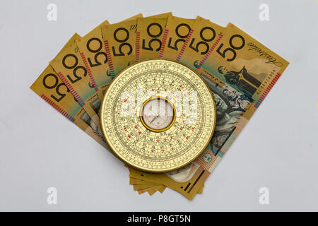 Chinesischen Feng Shui Kompass oben auf australischen Geld Stockfoto