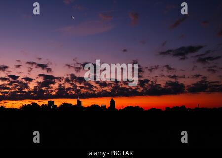 Blick auf die Skyline von Raleigh mit einem Halbmond in der Dämmerung als von Dorothea Dix Park gesehen Stockfoto