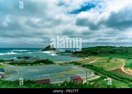 Wilde Wellen auf die Felsen im Meer bei Tsumekizaki Park in der Nähe von Shimoda, Izu Halbinsel, Japan Stockfoto