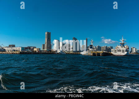 Die Skyline von Yokohama und eine Küstenwache Schiff, Minatomirai, Yokohama, Japan Stockfoto