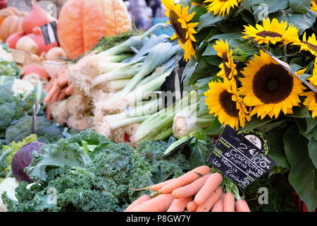 Farmers Market Provence Frankreich Gemüse und Sonnenblumen. Stockfoto