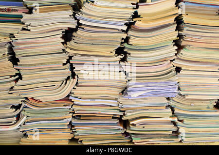 Stapel alter Bücher - bunt Foto Stockfoto