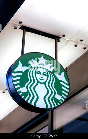 Lyon, Frankreich - 8. November 2015: Starbucks Logo in Lyon Flughafen. Starbucks ist ein US-amerikanischer Kaffee und Kaffeehaus Kette Stockfoto