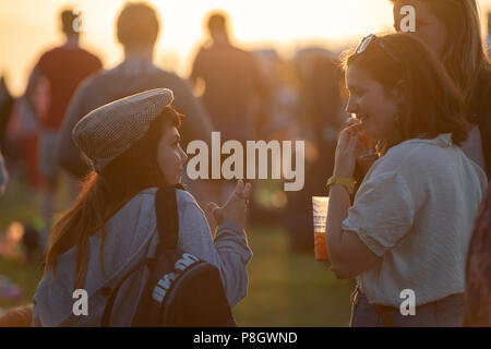 Mädchen sprechen in Exmouth Festival Stockfoto