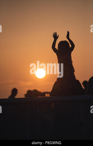 Shilloete von Mädchen tanzen in Exmouth Festival Stockfoto