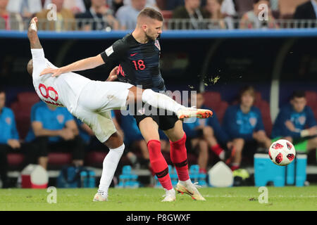 Moskau, Russland - 11. Juli: Ante Rebic (R) von Kroatien Nationalmannschaft und Ashley Young von England national team vie für die Kugel während der FIFA WM 2018 Russland Semi Final Match zwischen England und Kroatien bei Luzhniki Stadion am 11. Juli 2018 in Moskau, Russland. MB Media Stockfoto