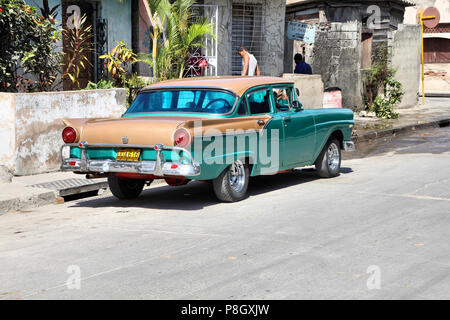 SANTIAGO DE KUBA - 10. Februar: Klassische amerikanische Ford Auto auf der Straße geparkt am 10. Februar 2011 in Santiago de Cuba. Die Vielzahl der Oldtimer Autos in Stockfoto