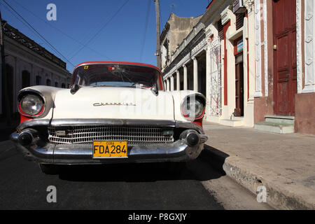 CIENFUEGOS, Kuba - Februar 3: Klassische amerikanische Chevrolet Auto auf der Straße geparkt am 3. Februar 2011 in Cienfuegos, Kuba. Die Vielzahl der Oldtimer Stockfoto