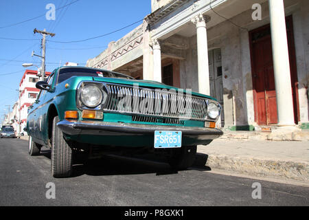 CIENFUEGOS, Kuba - Februar 3: Klassische sowjetische Wolga Auto auf der Straße geparkt am 3. Februar 2011 in Cienfuegos, Kuba. Die Vielzahl der Oldtimer Autos, die ich Stockfoto