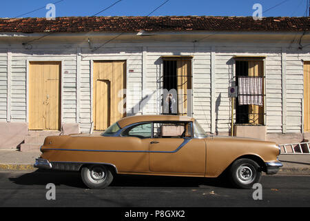 CIENFUEGOS, Kuba - Februar 3: Classic American Auto auf der Straße geparkt am 3. Februar 2011 in Cienfuegos, Kuba. Die Vielzahl der Oldtimer Autos in Cu Stockfoto