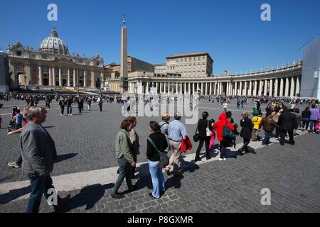 Vatikan VATIKAN - 10. April: Pilger auf dem Petersplatz am 10. April 2012 im Vatikan, Vatikan. Saint Peter's Square ist bei den meisten p Stockfoto