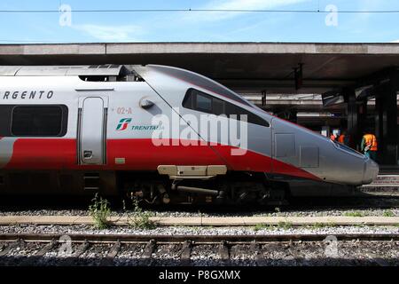 Rom - APRIL 9: Arbeitnehmer prüfen Trenitalia schnellen Bahn am 9. April 2012 im Bahnhof Termini, Rom. Trenitalia ist Teil der Gruppe FS (Ferrovie dello Stato) Stockfoto