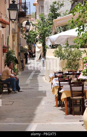 RETHYMNON, Griechenland - 23. Mai: Menschen besuchen die Altstadt am 23. Mai in Rethymnon, Kreta, Griechenland 2013. Es ist die 3. größte Stadt der Insel. Kreta gewinnen Stockfoto