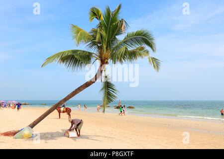 HUA HIN, THAILAND - Dezember 14, 2013: die Menschen besuchen Sandstrand in Hua Hin, Thailand. Hua Hin ist eines der beliebtesten Urlaubsziele in Thailand mit einem SIGNIF Stockfoto