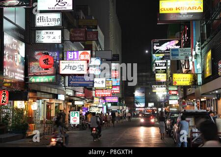 BANGKOK, THAILAND - 21 Dezember, 2013: Die Menschen besuchen Patpong in Bangkok. Patpong ist der Bangkok Entertainment District. Bangkok ist Thailands Hauptstadt Stockfoto