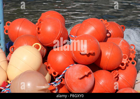 Orange Kunststoff Bojen für Fischernetze. Fischerei in Kroatien. Stockfoto