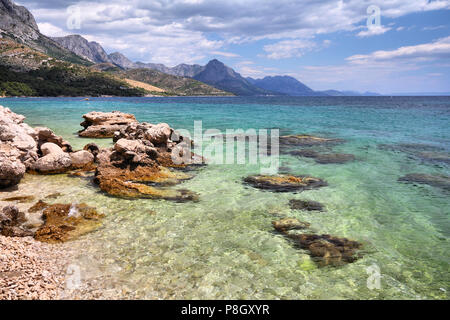 Kroatien - wunderschöne mediterrane Küste Landschaft in Dalmatien. Zivogosce Strand - Adria. Stockfoto