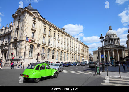 PARIS - Juli 24: Citroen 2CV Antriebe am 24. Juli 2011 in Paris, Frankreich. 2 CV ist die Legende der französischen Automobilindustrie, mit 8.7m Autos in verschiedenen produziert Stockfoto
